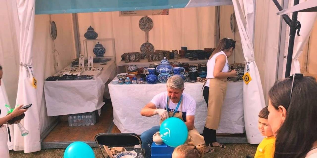 Sanatçı Ali Kaya, Hollanda’da Kütahya Çinisini Tanıttı