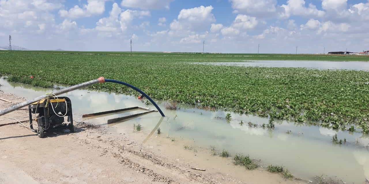 Konya’da Suyla Dolan Tarlalardan Su Tahliye Çalışması Yapılıyor