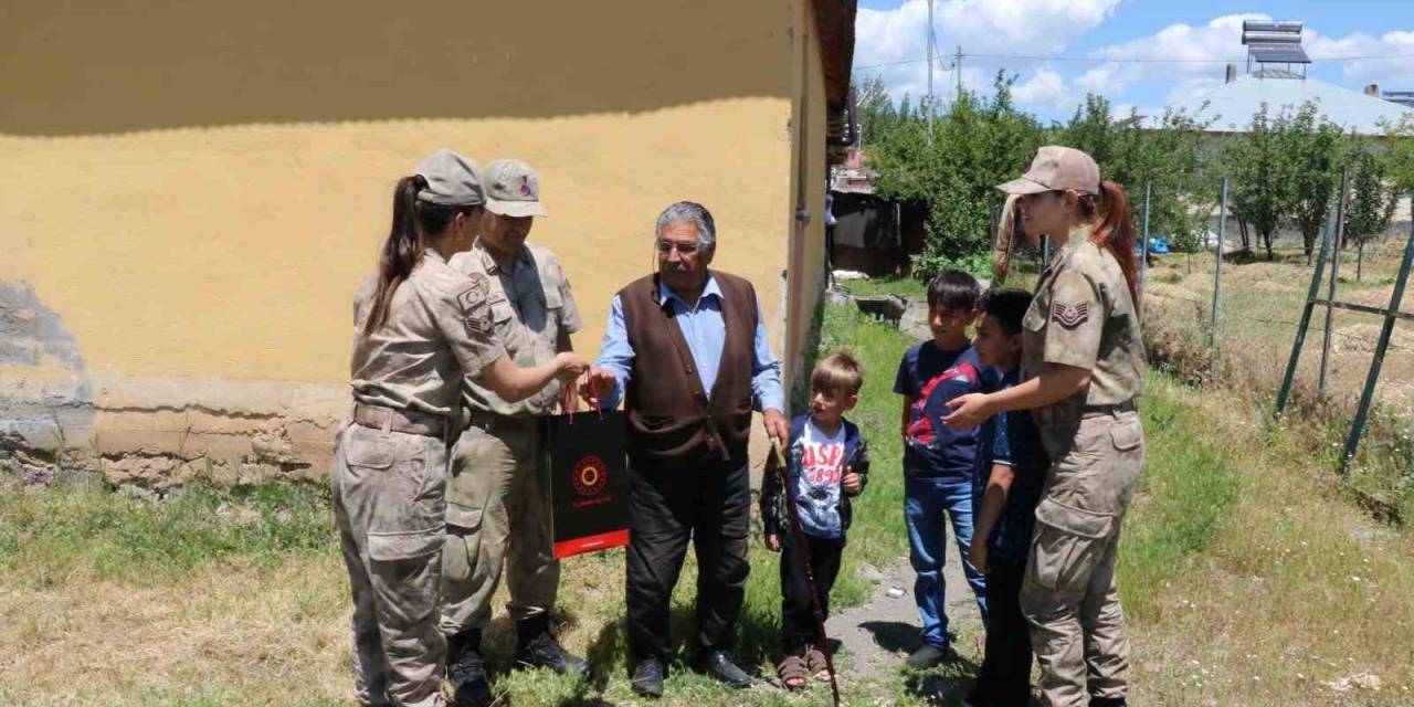 Jandarma, Köyün En Yaşlısının Babalar Gününü Kutladı