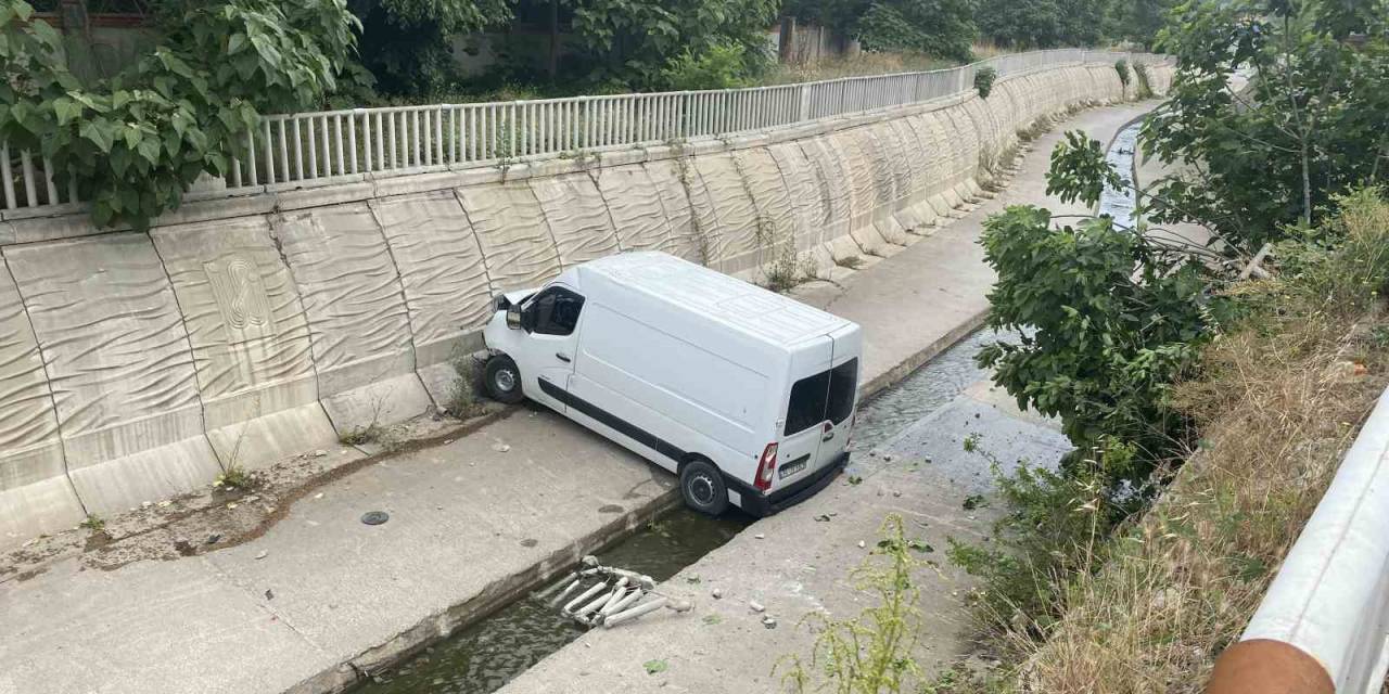 Sultanbeyli’de Park Halindeki Kamyonet Dereye Düştü