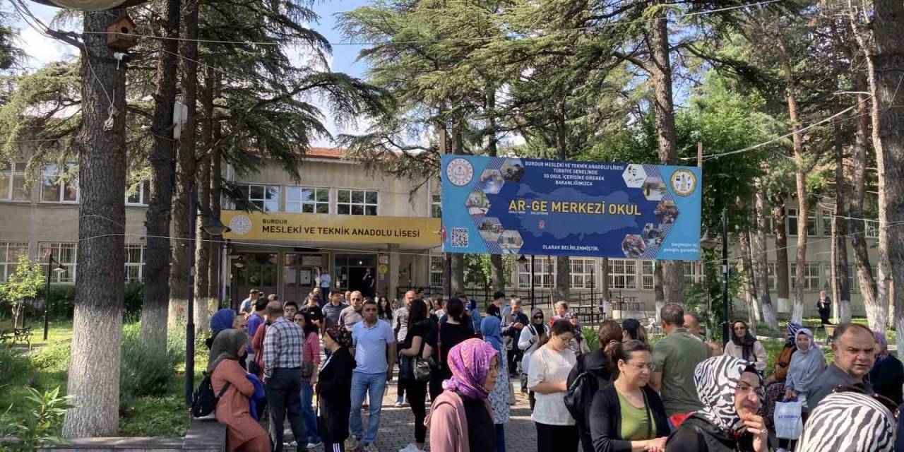 Burdur’da İki Öğrenci Ayt’ye 1 Dakika Geç Kaldıkları İçin Giremedi