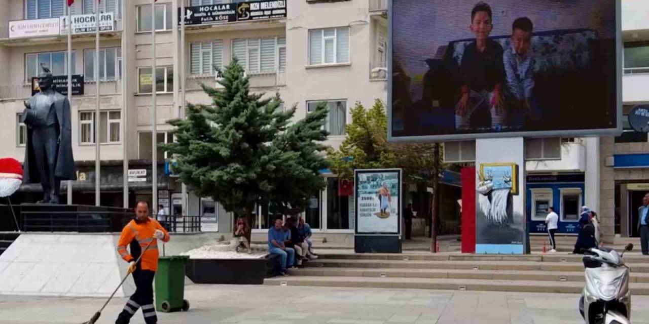 Belediye İşçisine Meydandaki Dev Ekrandan Sürpriz Babalar Günü Kutlaması