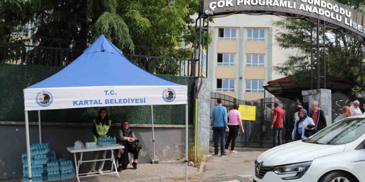 Kartal Belediyesi Üniversite Sınavında Öğrencilerin Yanında