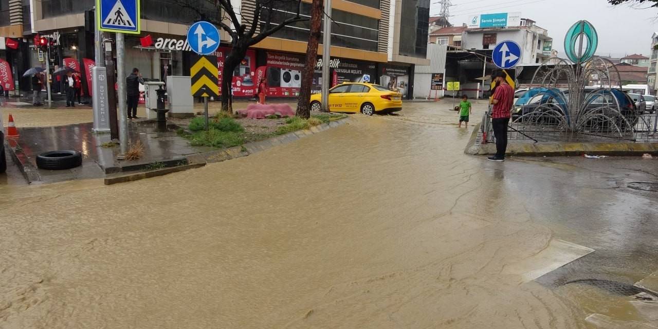 Sağanak Hayatı Olumsuz Etkiledi: Otomobil Su Altında Kaldı, Alt Geçitler Göle Döndü