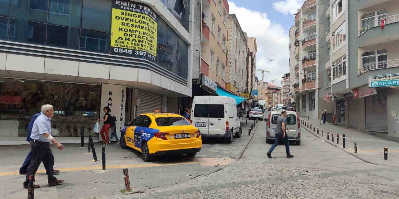 Bağcılar’da Kapısı Açık Minibüsten Düşen 3 Kadın Yaralandı