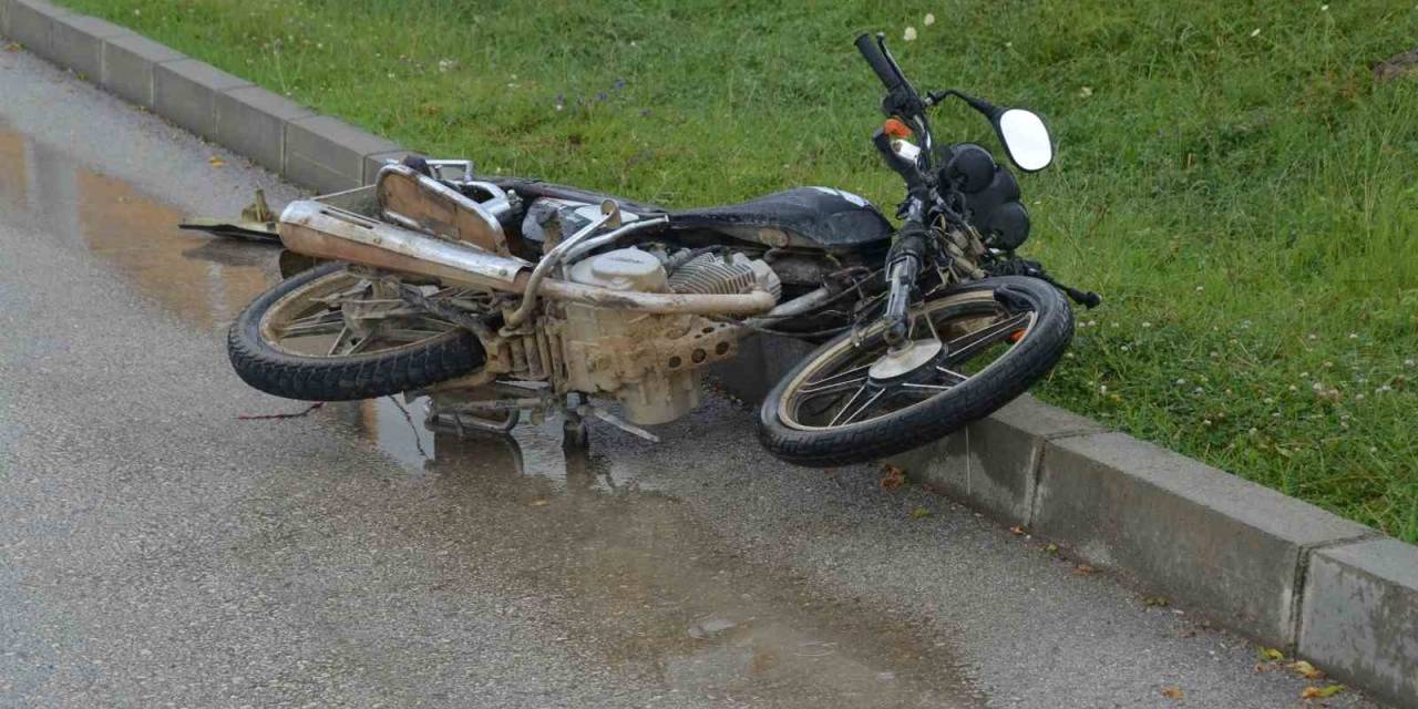 Devrilen Motosiklet Metrelerce Sürüklendi: 1’i Ağır 3 Yaralı