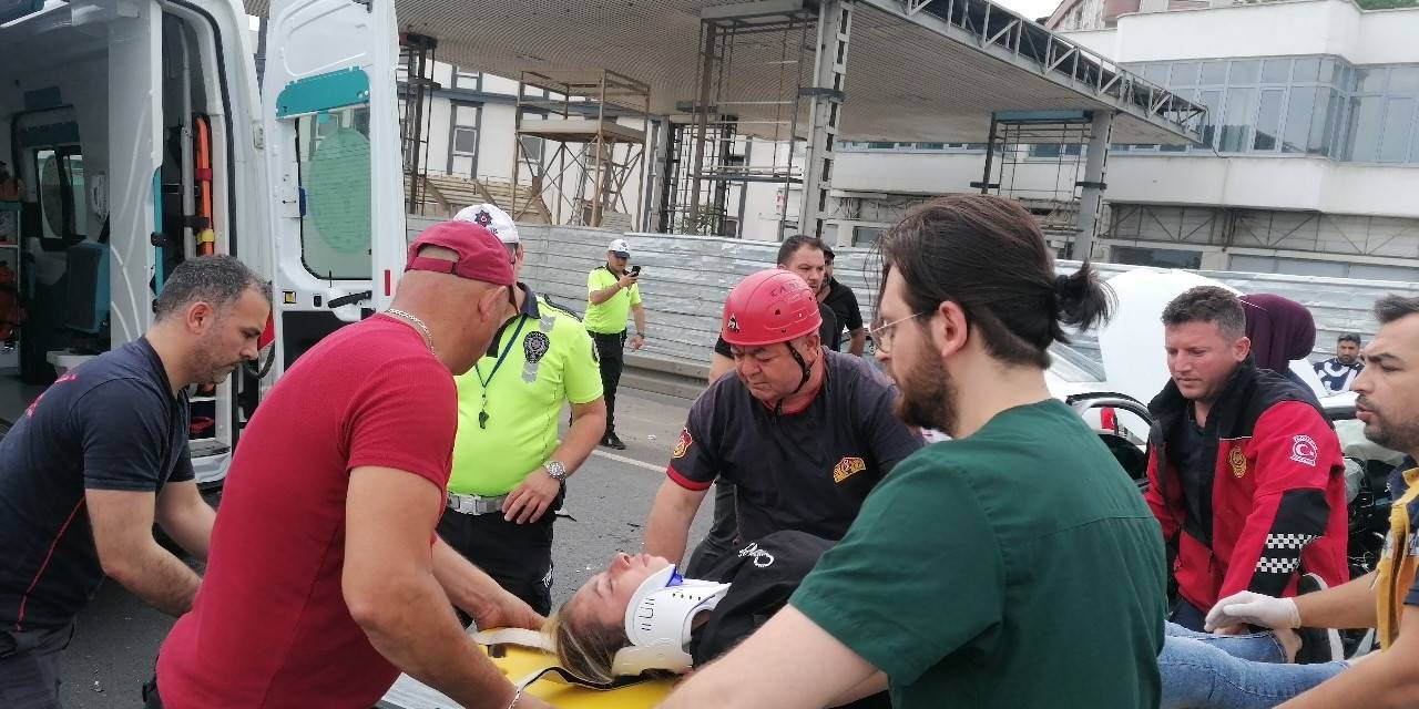 Kazada Otomobilde Sıkışan İki Kız Kardeşi İtfaiye Ekipleri Kurtardı