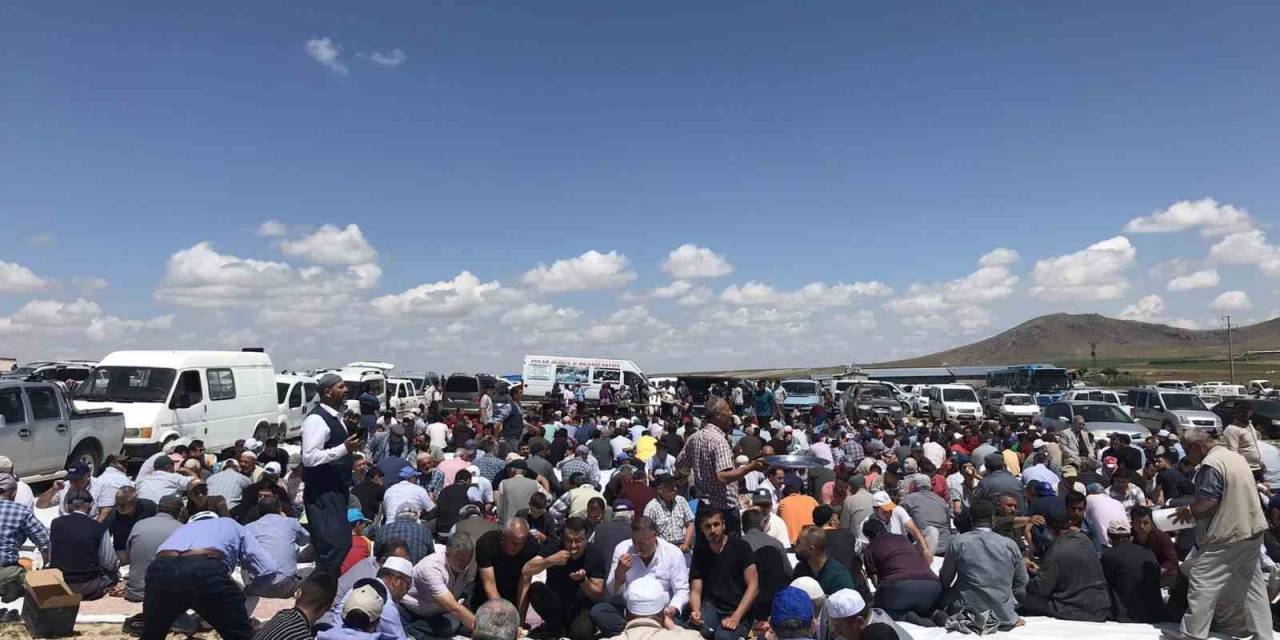 Çiftçiler Tarlalarda Şükür Duası Yaptı