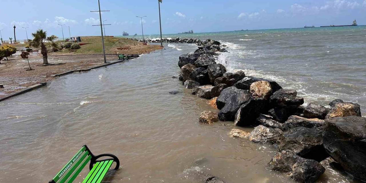 İskenderun’da Fırtınada Sahil Şeridini Su Bastı