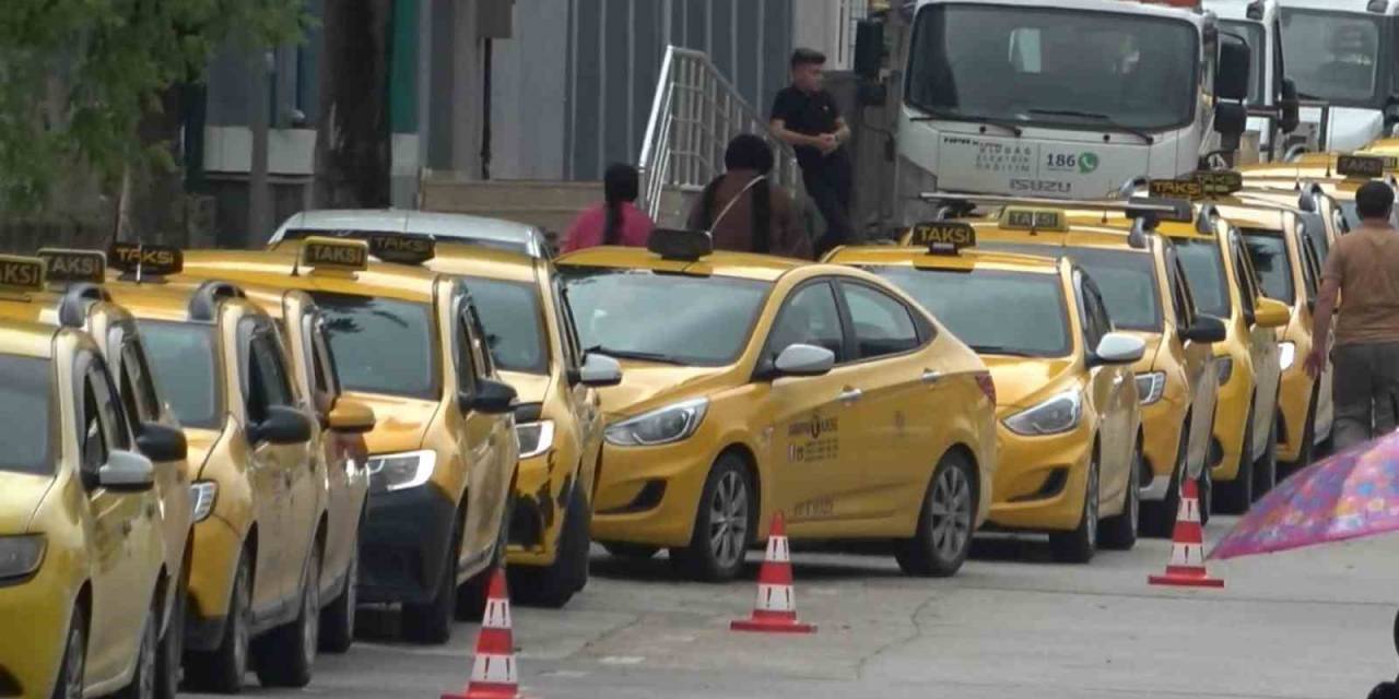 Bursa’da Taksiciler Uzun Kuyruklar Oluşturdu