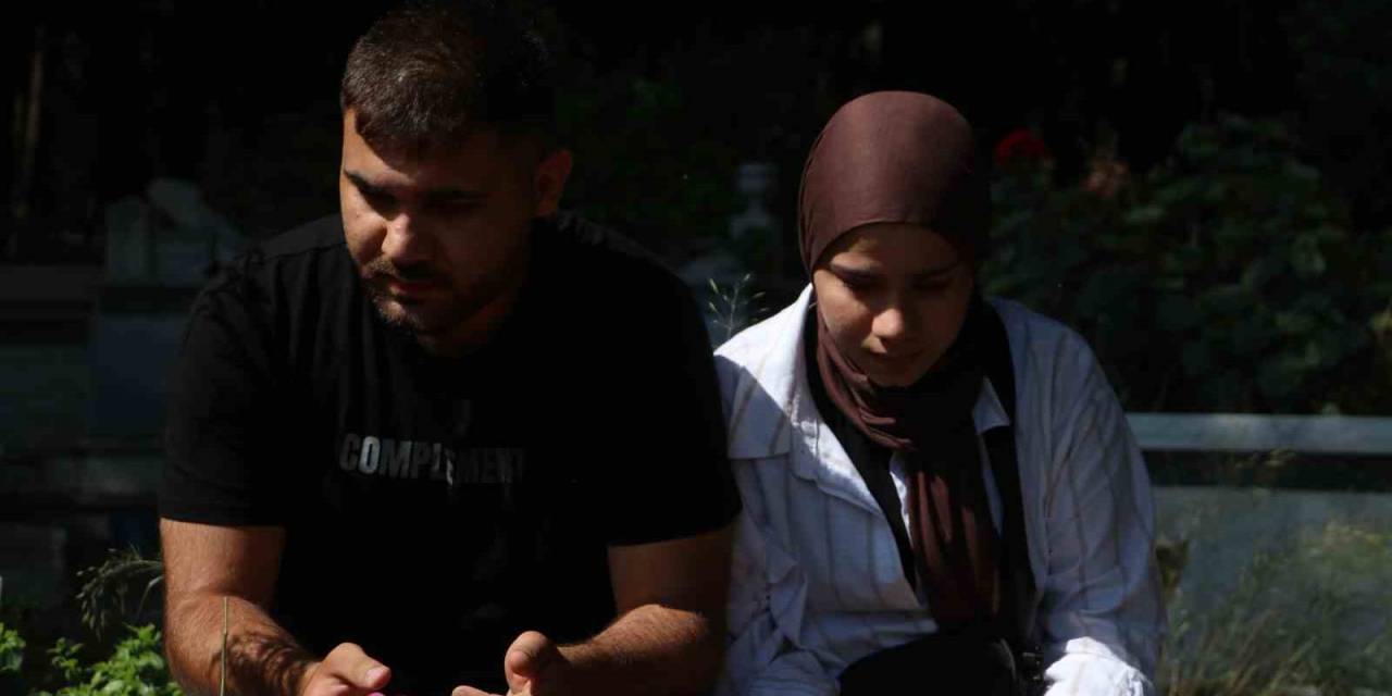 Depremde 7 Yakınını Kaybeden İki Kardeş Babalarının Kabrini Ziyaret Etti