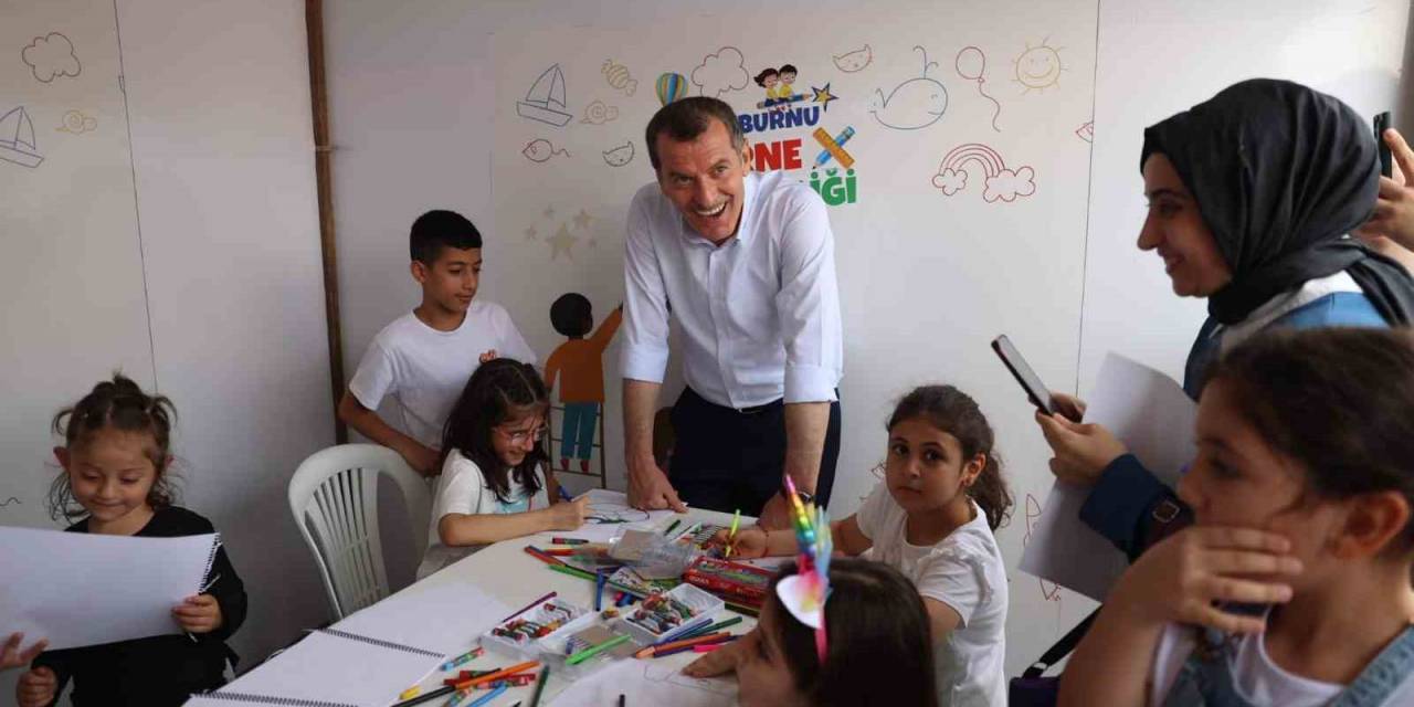 Zeytinburnu Belediyesinden Çocuklara Karne Hediyesi