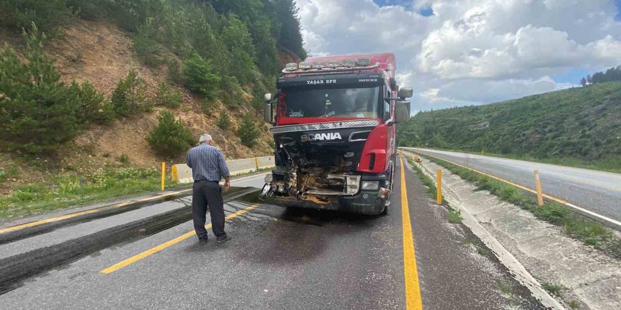 Yolda Kayaya Çarpan Tır Pert Oldu, Sürücünün Burnu Bile Kanamadı