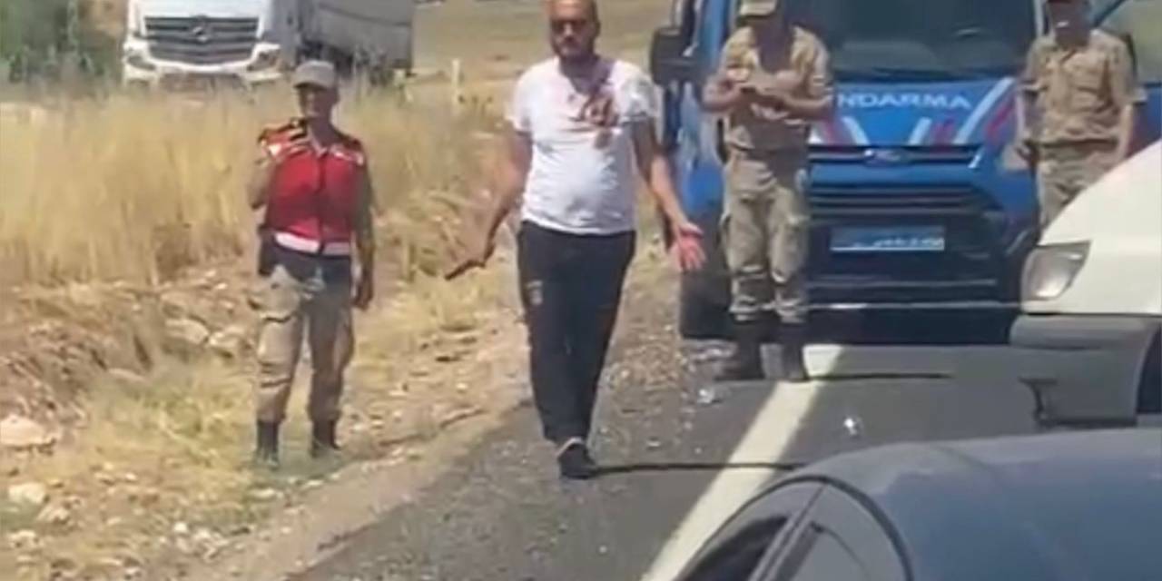 Siverek’te Bıçakla Kendini Yaralayıp Yolu Kapatan Şahsa Meydan Dayağı