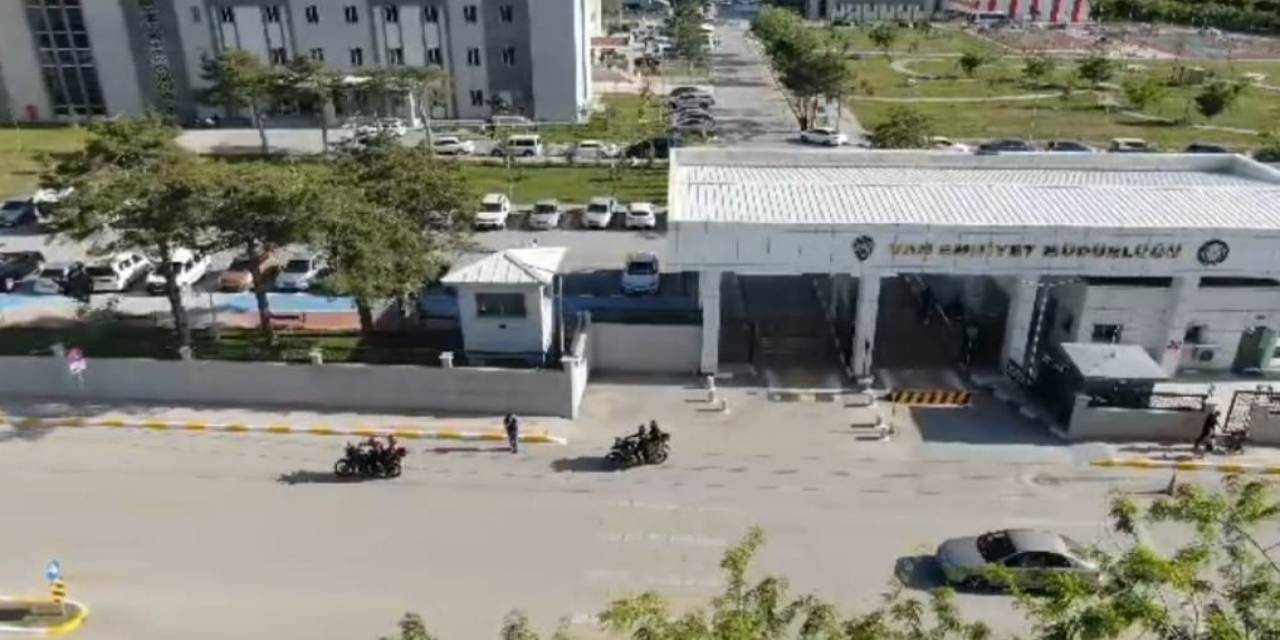Van’da Yks’ye Yetişmeye Çalışan 22 Öğrenciye Polis Yardımcı Oldu