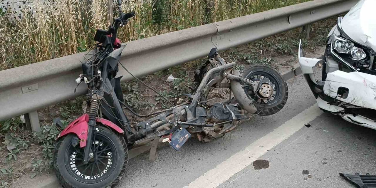 Kocaeli’de Motosiklet Bariyerlere Çarptı: 1’i Ağır 2 Yaralı