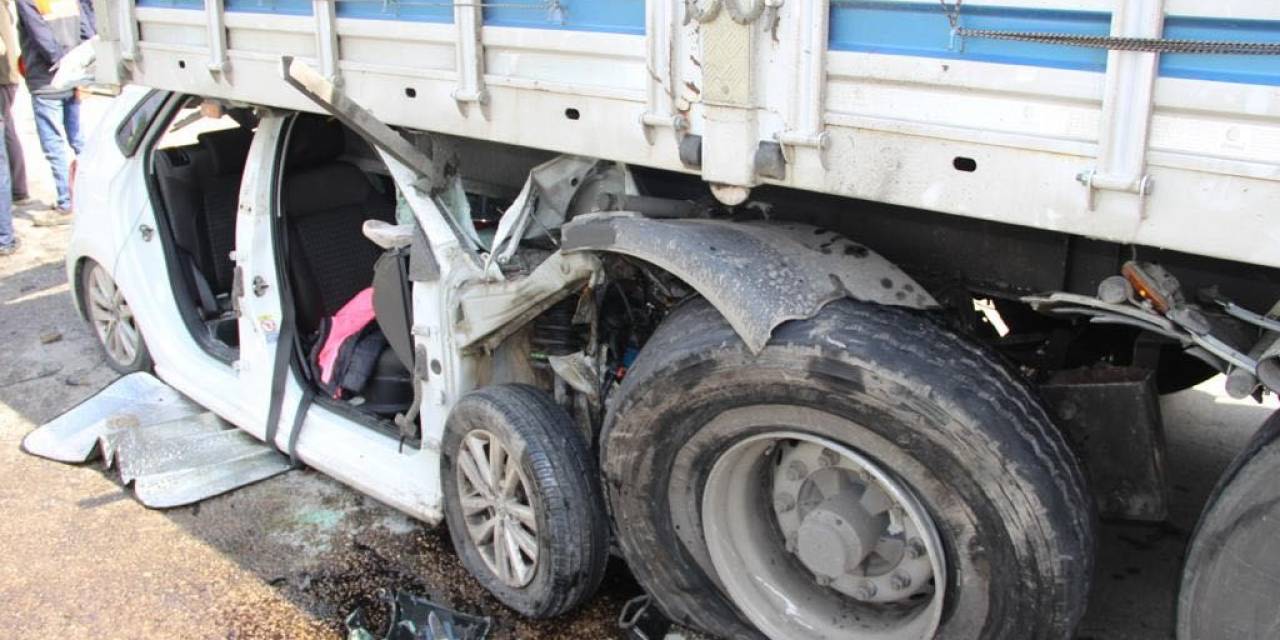 Tırın Altına Giren Otomobildeki Anne Ve Kızı Ağır Yaralandı