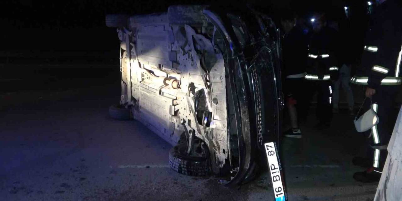 Aydınlatma Direğine Çarpan Otomobildeki 2 Kişi Yaralandı