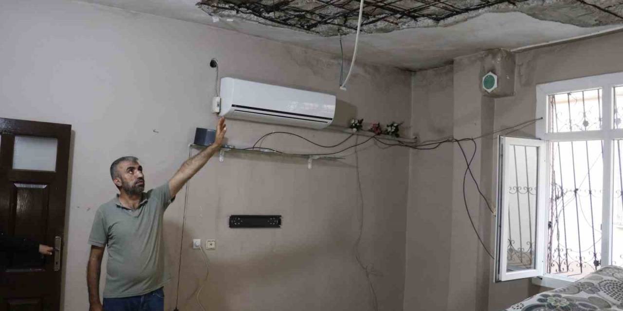 Depremden Hasarsız Çıkan Evin Tavanı Çöktü