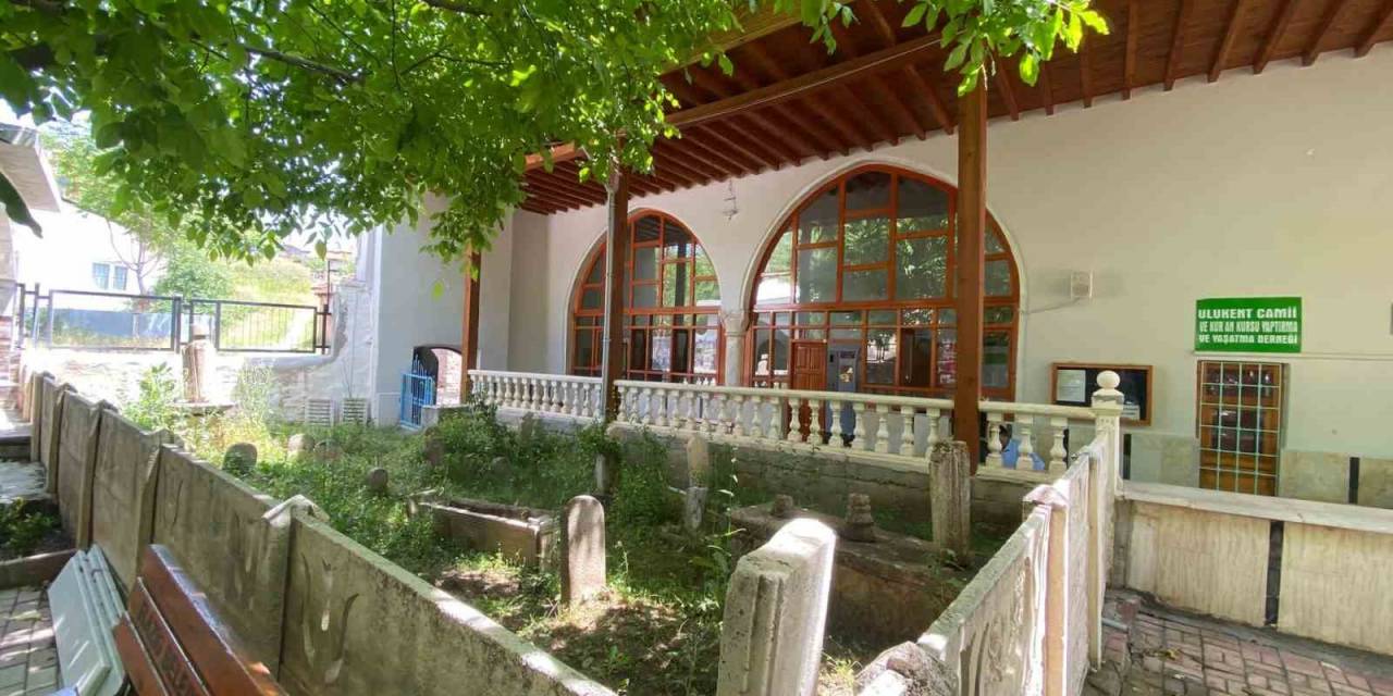 Cami Avlusundaki 200 Yıllık Tarihi Mezarlar Gün Yüzüne Çıkarılmayı Bekliyor