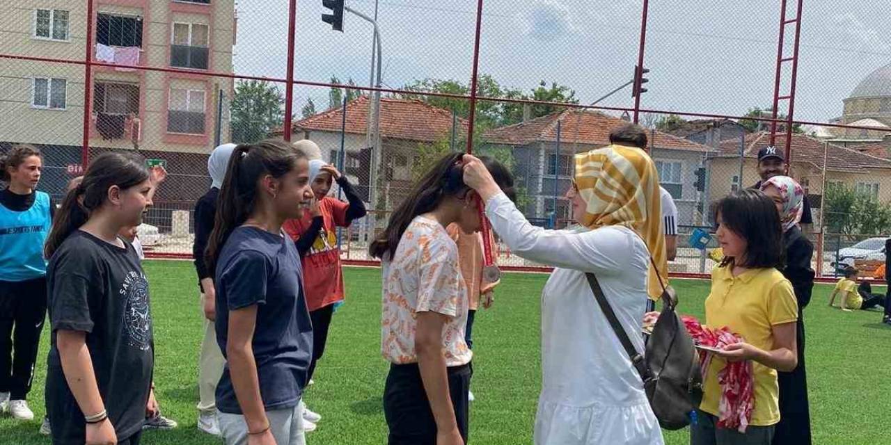Cengiz Topel Ortaokulu Gölpazarı Ortaokullar Arası Futbol Turnuvası’nda Şampiyon Oldu