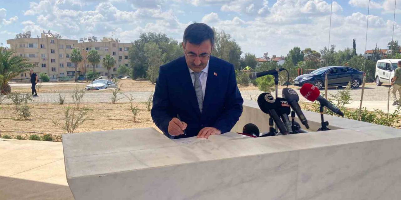 Cumhurbaşkanı Yardımcısı Yılmaz, Dr. Küçük Ve Denktaş’ın Anıtını Ziyaret Etti