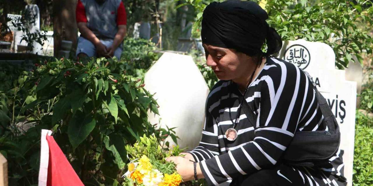 Mezarlıkta Acı Ziyaret: Gözü Yaşlı Hala, Yeğeninin Doğum Gününü Unutmadı