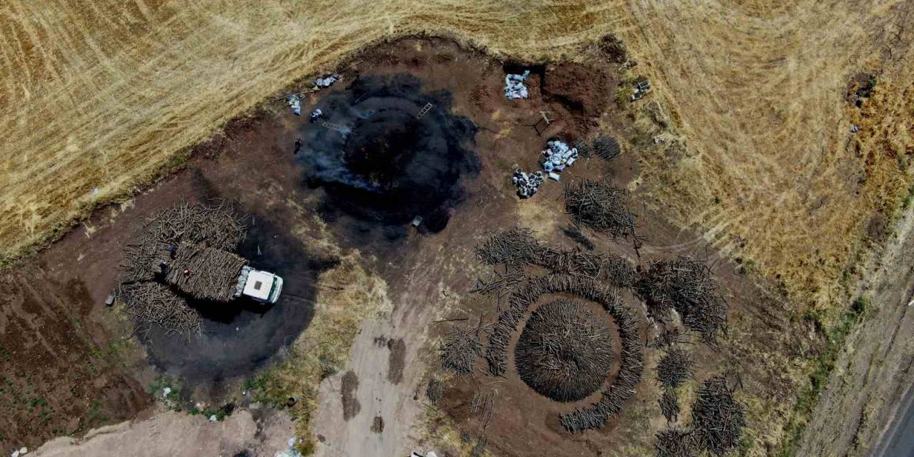 Diyarbakır Sıcağında Alın Teri Döken İşçiler, Ateş Karşısında Mangal Kömürü Üretiyor