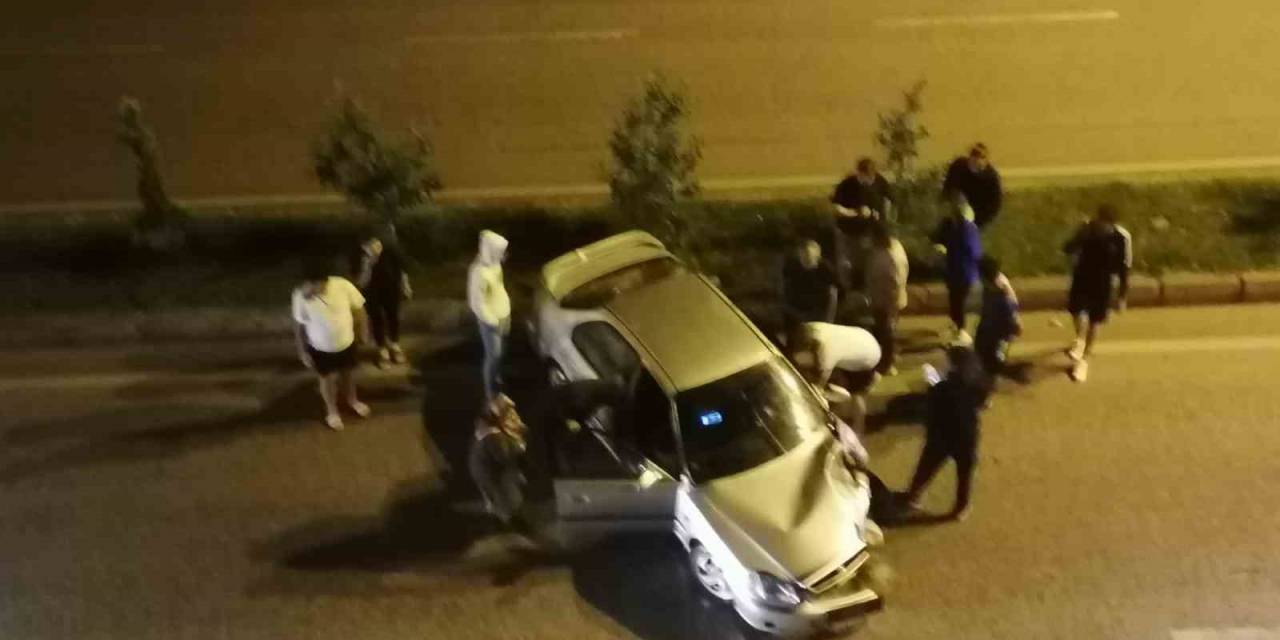 Alkollü Sürücü  Park Halindeki Otomobile Çarpıp Refüje Çıktı
