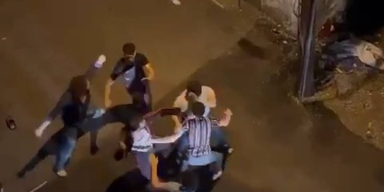 Gençlerin Sopalı Ve Yumruk Yumruğa Kavgası Kamerada