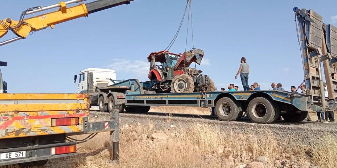 Uçuruma Yuvarlanan Traktör Vinçle Çıkartıldı