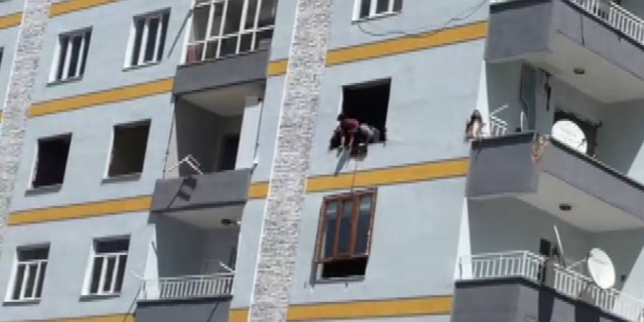 Ağır Hasarlı Binalarda Canlarını Hiçe Sayarak Demirleri Söktüler