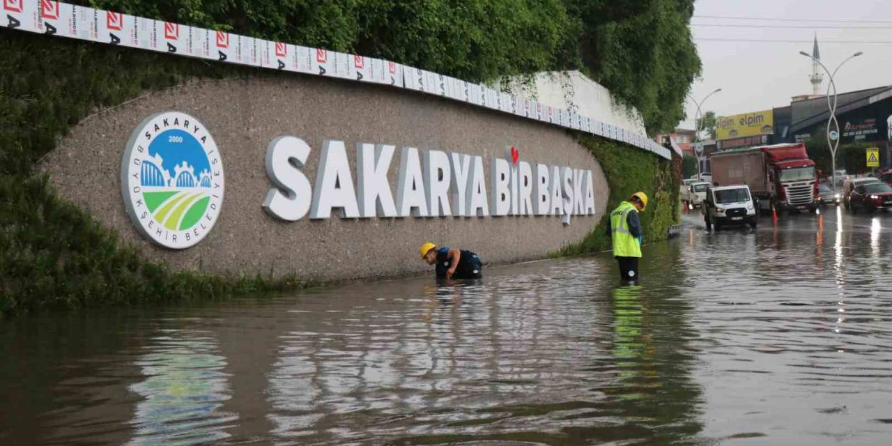Sakarya’da Caddeler Göle Döndü, Araç Sürücüleri Zor Anlar Yaşadı