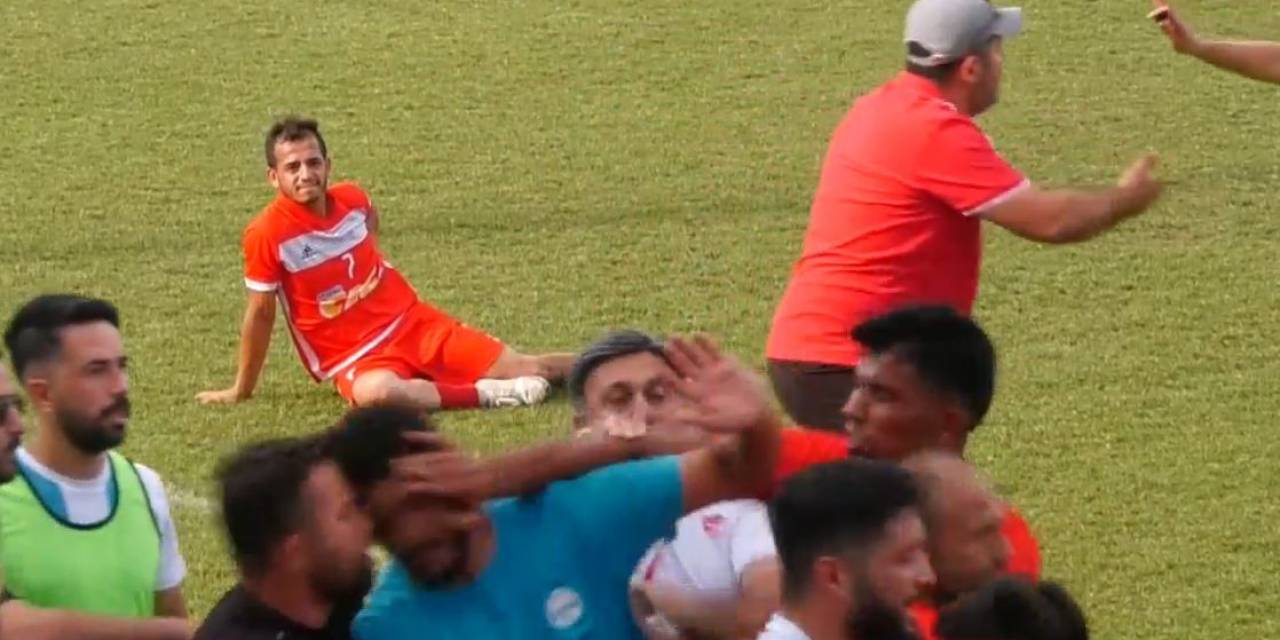 Amatör Maçta Saha Bir Anda Karıştı, Kavgayı Ayıran Yönetici Başından Yaralandı