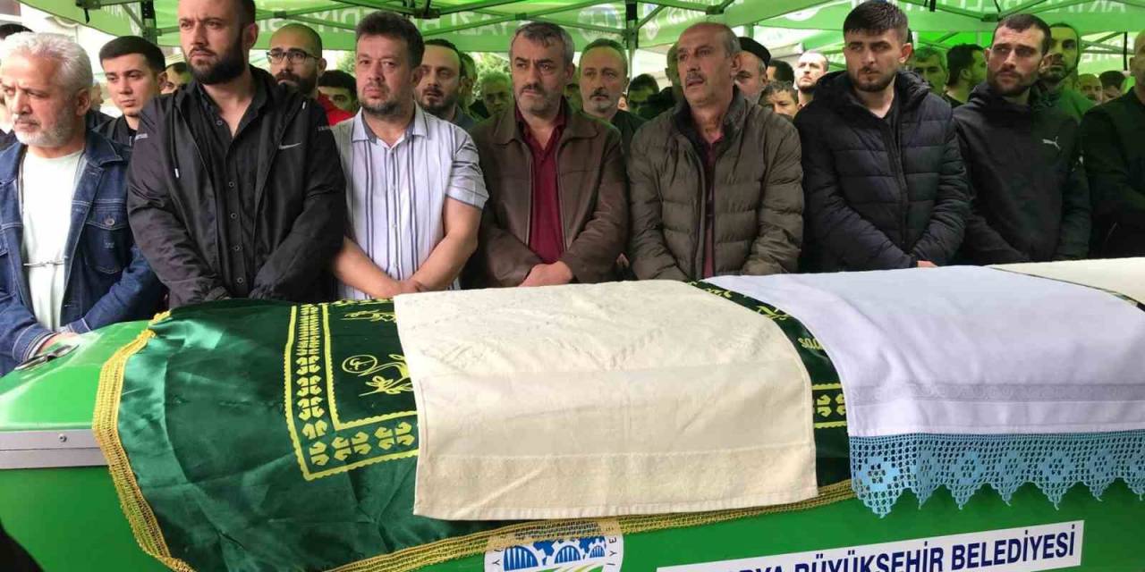 Babalar Günü’nde Kızını Sınava Götürürken Yaptığı Kazada Ölen Şahıs Defnedildi