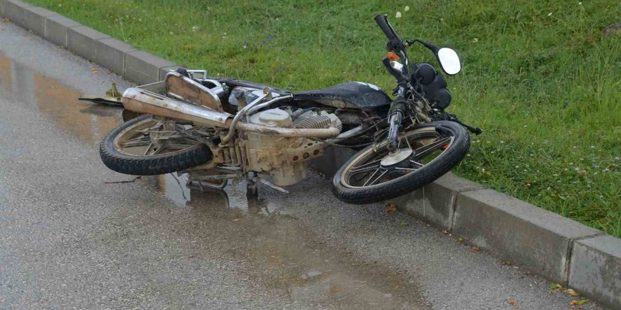 Motosiklet Kazasında Ağır Yaralanan Gencin Hayati Tehlikesi Sürüyor