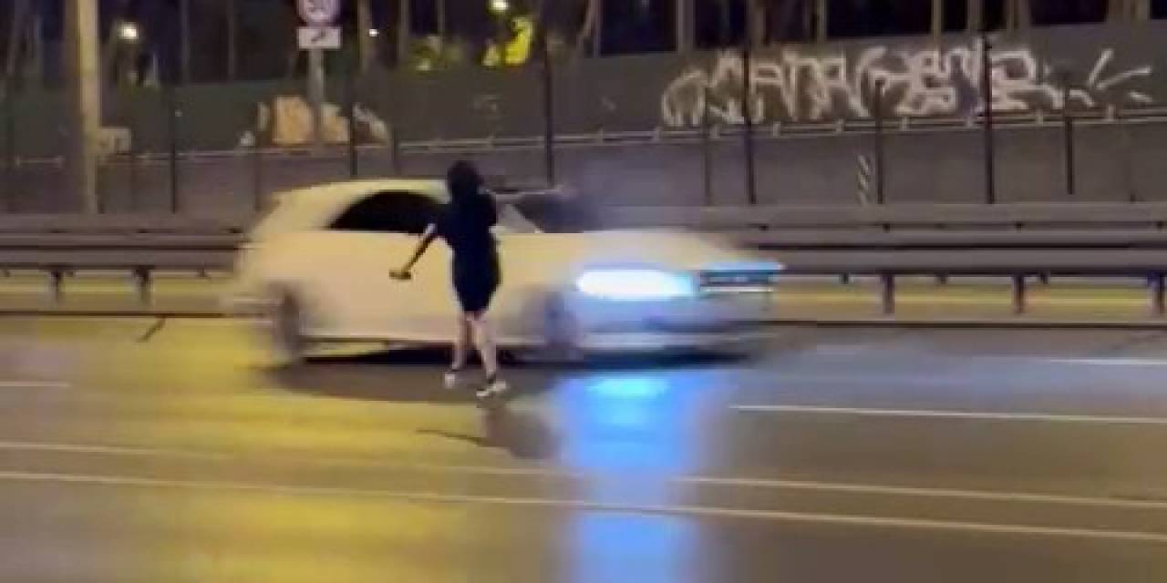 Beylikdüzü’nde E-5’in Ortasında Canını Hiçe Sayarak Yürüyen Kadın Kamerada