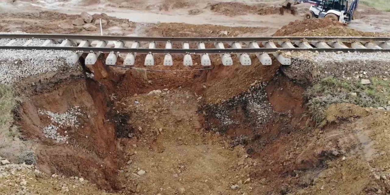 Sel Suları Doğu Ekspresi Hattını Çökertti: Tren Seferleri Durduruldu