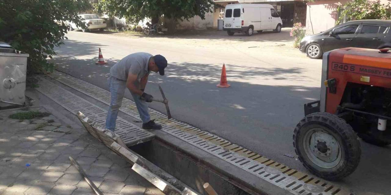 Salihli’de Yağmur Suyu Izgaraları Temizlendi