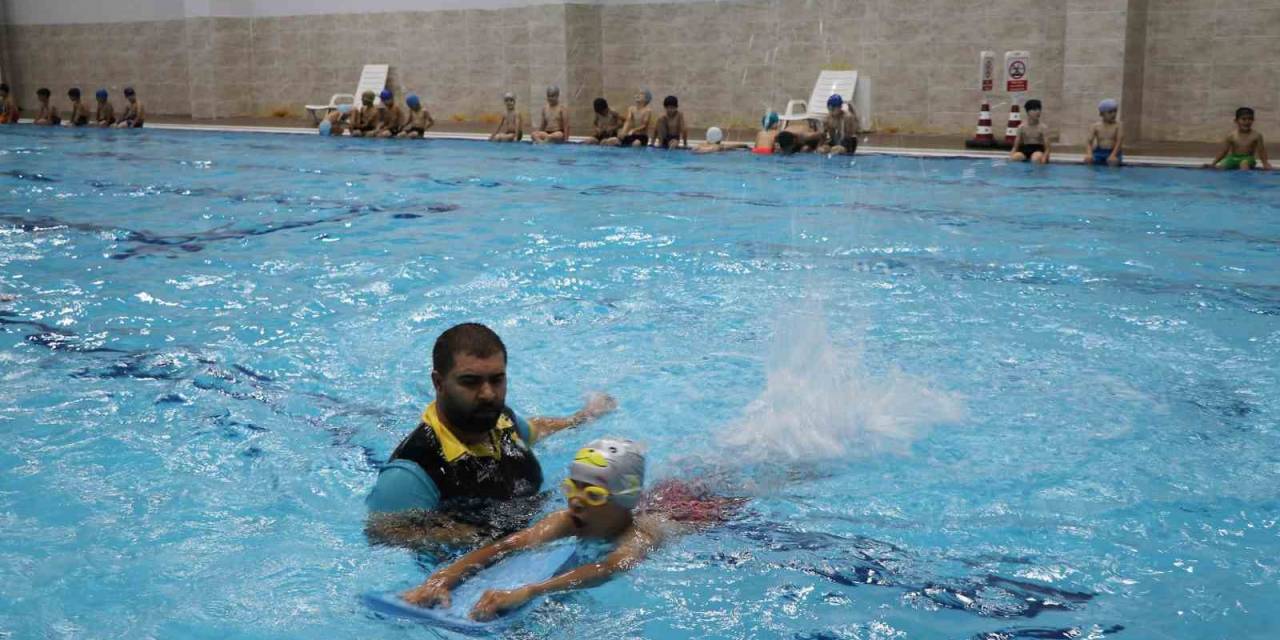 Haliliye’de Çocuklar Yüzme Öğreniyor