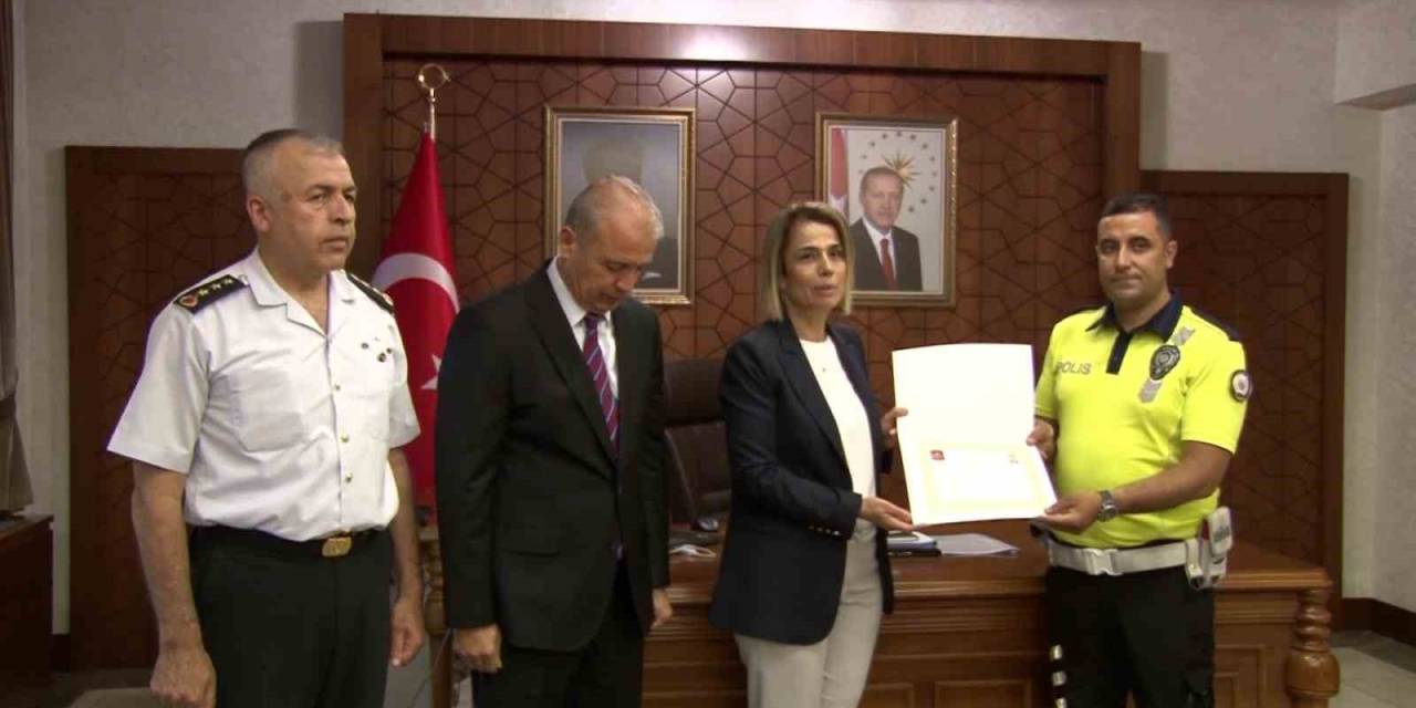 Genci Ölümden Kurtaran Polis Ödüllendirildi