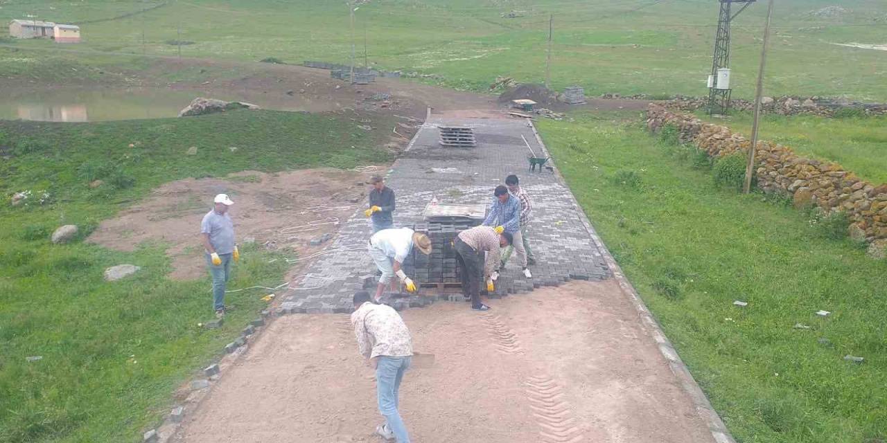 Digor’da Köylere Kilit Parke Taş Yol Yapılıyor