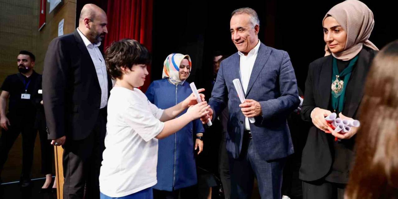 Bilim Merkezi Öğrencileri Yılsonu Etkinliğinde Yeteneklerini Sergiledi