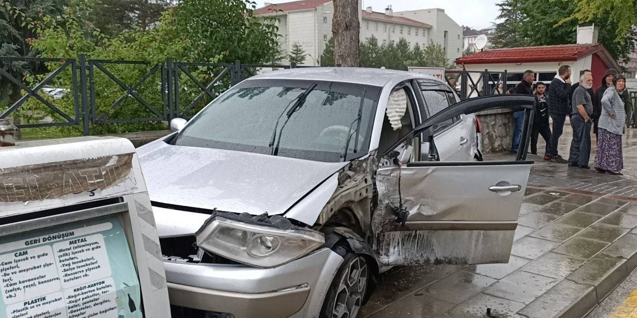 Kazaya Karışan Otomobil Çöp Konteynerlerine Çarparak Durabildi
