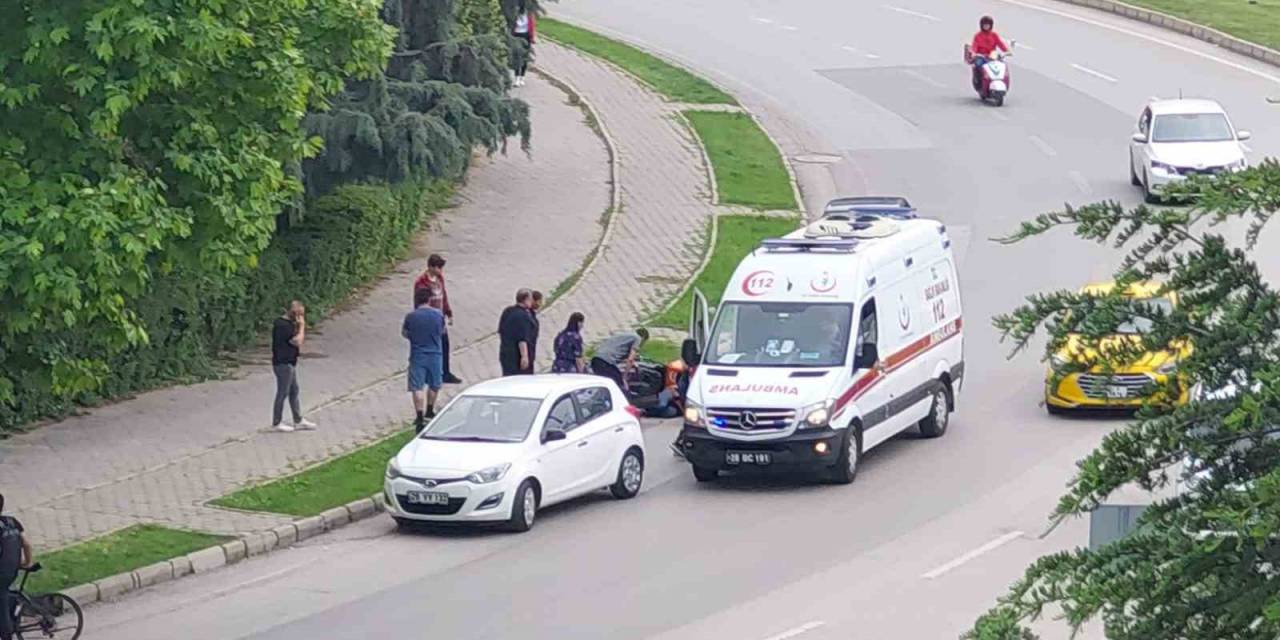 Motosiklet Otomobile Arkadan Çarptı: 1 Yaralı