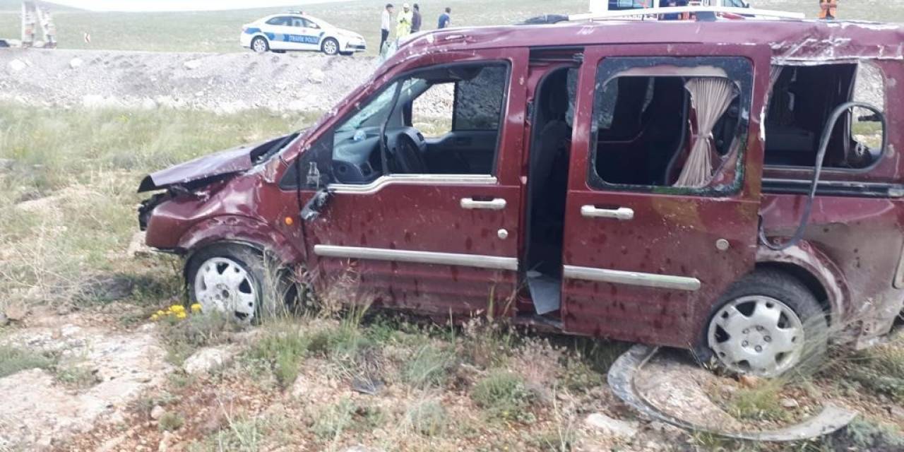 Direksiyon Hakimiyeti Kaybedilen Araç Takla Atarak Tarlaya Uçtu: 3 Yaralı