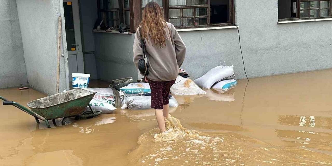 Düzce’de Sağanak Taşkına Sebep Oldu: Evleri Su Bastı