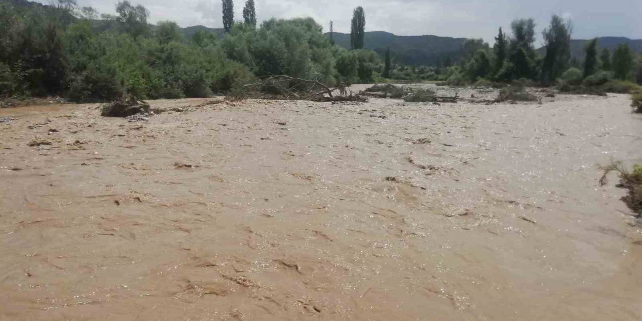 Şiddetli Sağanak Hayatı Felç Etti, Tarım Arazileri Zarar Gördü