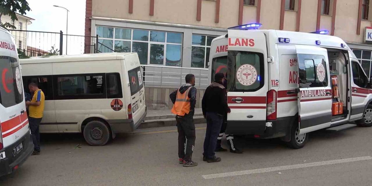 Kgm İşçilerini Taşıyan Servis Aracı Kaza Yaptı: 3 Yaralı