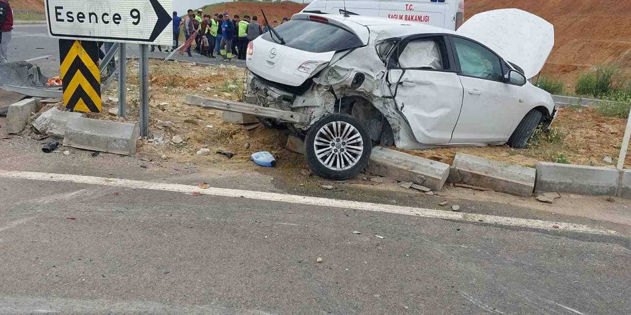 Otomobille Çarpışan İşçi Servis Minibüsü Devrildi: 12 Yaralı